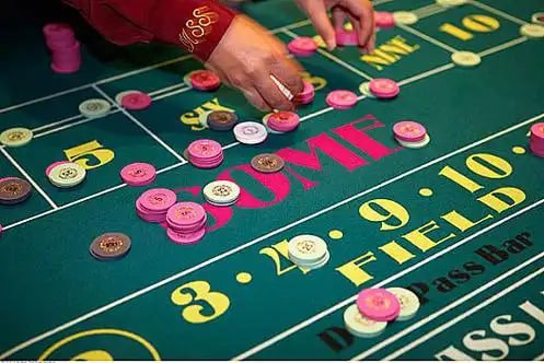 Studio live casino Visi88 dengan dealer profesional meja baccarat roulette streaming kualitas tinggi